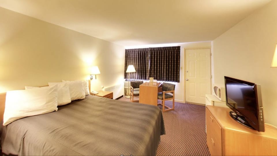 Desk, laptop workspace, free WiFi, bed sheets