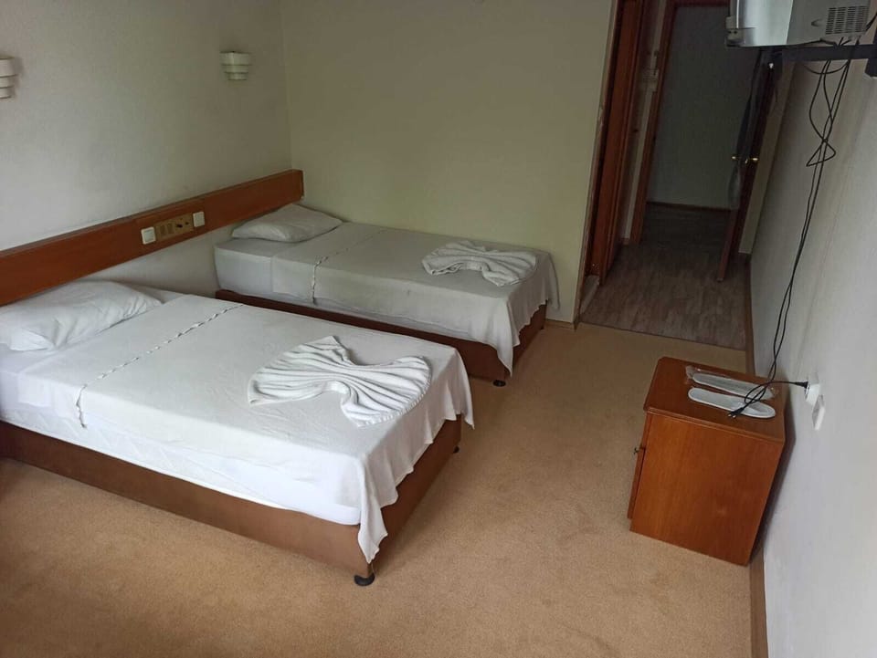 Pillowtop beds, free cribs/infant beds, bed sheets