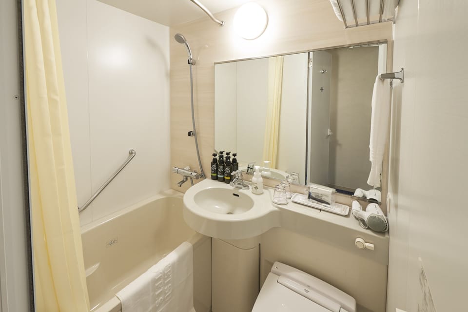 Combined shower/tub, free toiletries, hair dryer, slippers