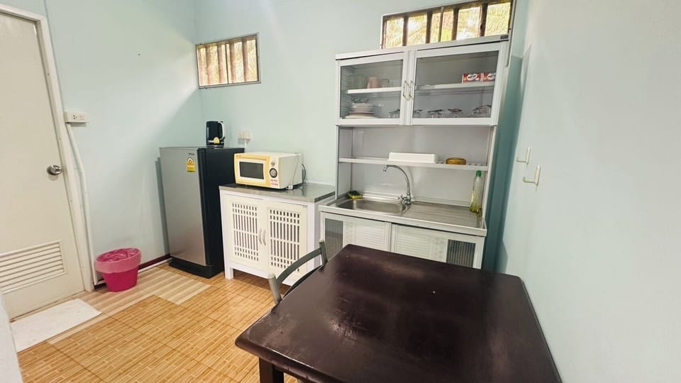 Family Room, 3 Bedrooms | Private kitchen | Fridge
