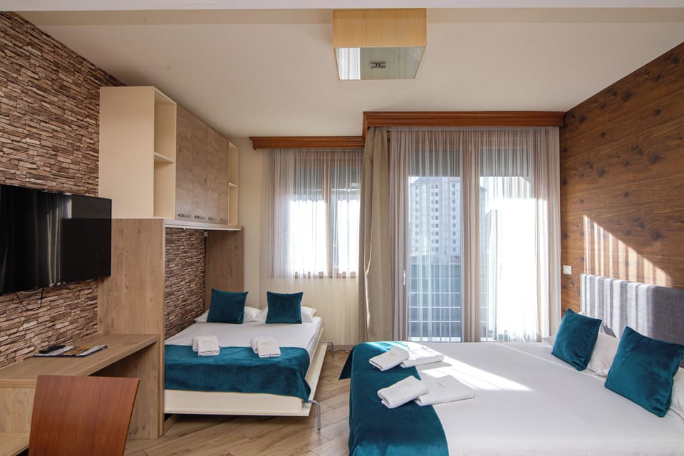 Standard Studio Suite | Desk, blackout drapes, soundproofing, free cribs/infant beds