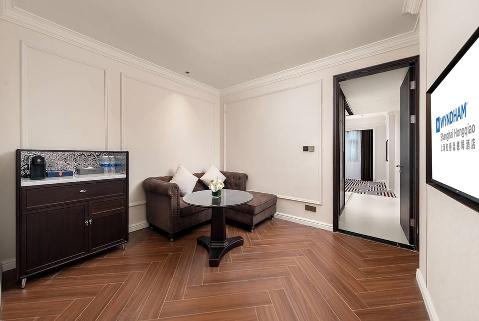 Luxury Suite Non smoking | Down comforters, in-room safe, free WiFi, bed sheets