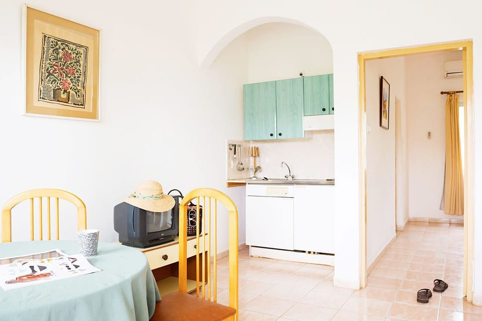 Combined shower/tub, free toiletries, hair dryer, towels