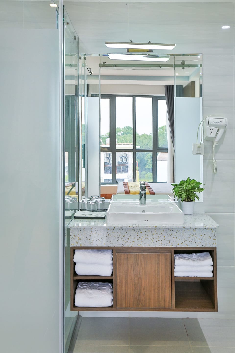 Bathroom sink