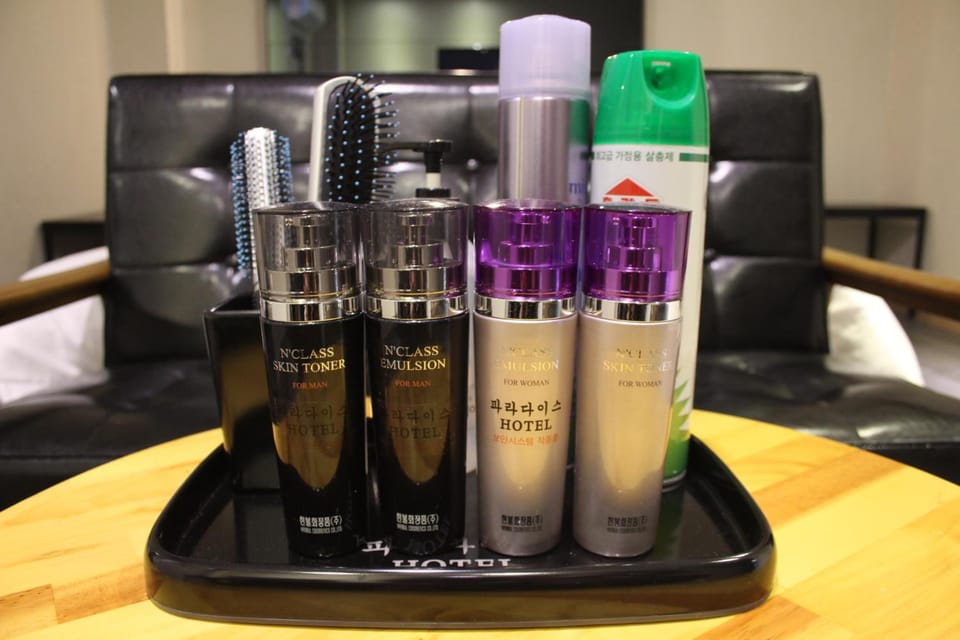 Combined shower/tub, deep soaking tub, free toiletries, hair dryer