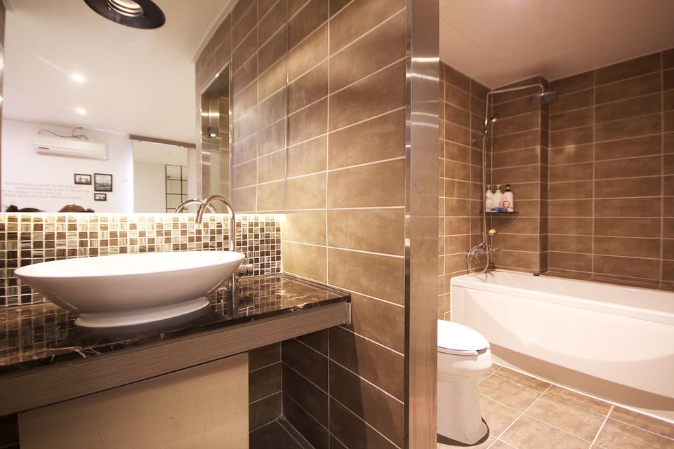Premium Twin Room | Bathroom | Combined shower/tub, deep soaking tub, free toiletries, hair dryer