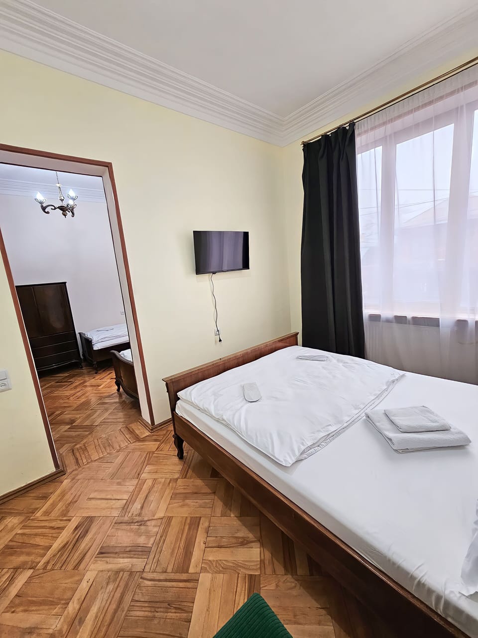 Suite | Desk, laptop workspace, soundproofing, free WiFi