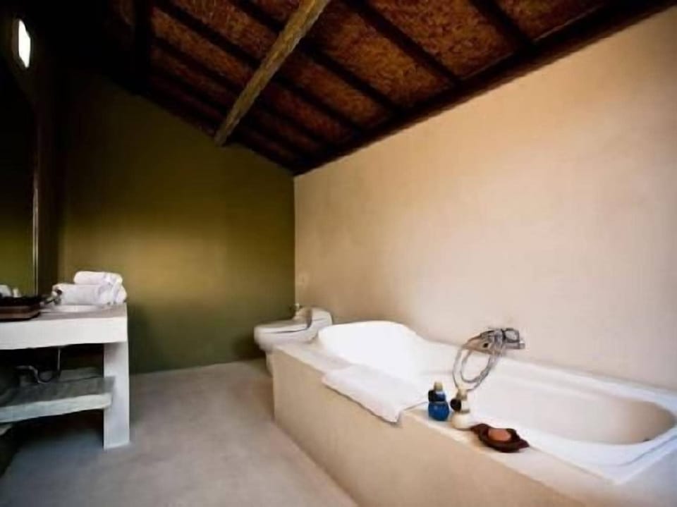 Deluxe Room | Deep soaking bathtub