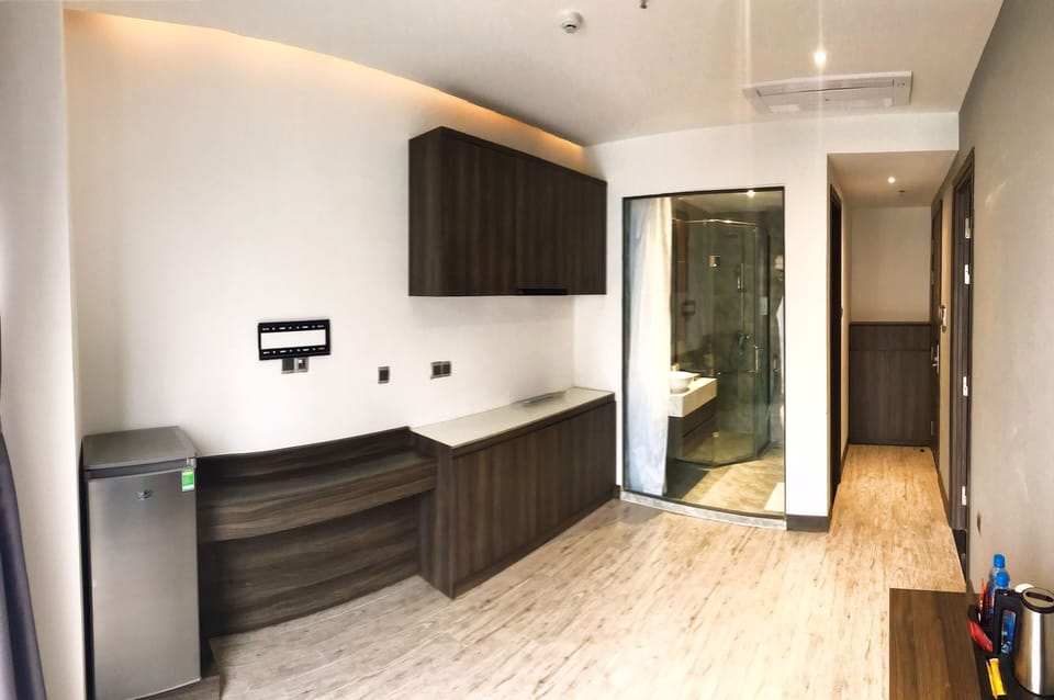 Ivy Apartment | Minibar, in-room safe, desk, laptop workspace