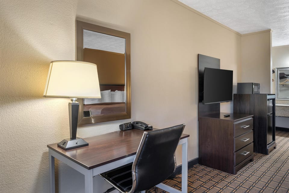 Standard Room, 1 King Bed, Non Smoking, Refrigerator & Microwave | In-room safe, laptop workspace, blackout drapes, iron/ironing board