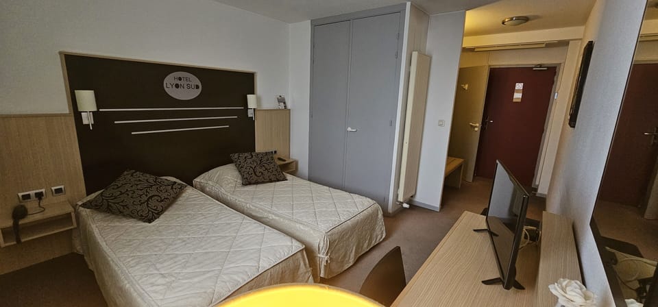 Comfort Twin Room | In-room safe, desk, blackout drapes, iron/ironing board