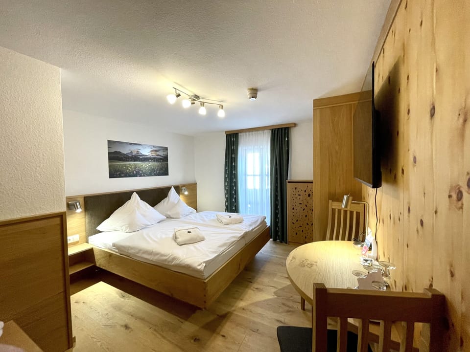 Standard Single Room, 1 Queen Bed | Hypo-allergenic bedding, minibar, in-room safe, free WiFi