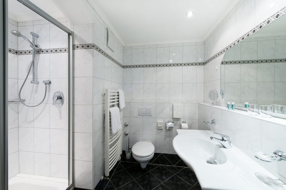 Classic Suite | Bathroom | Shower, hair dryer, bathrobes, slippers