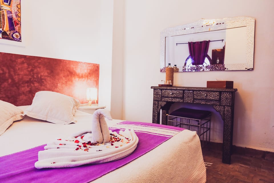 Double Room (Hasna) | Individually decorated, individually furnished, blackout drapes