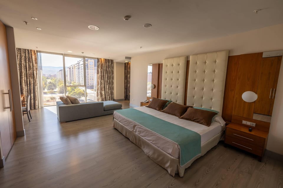 1 bedroom, premium bedding, minibar, in-room safe