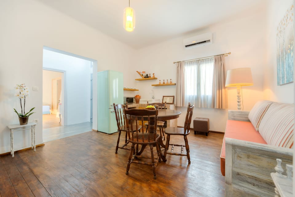 Nereus Suite with Private Hot Tub | Living area | 32-inch flat-screen TV with satellite channels, Smart TV, Netflix