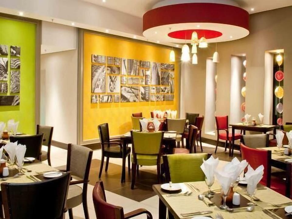 2 restaurants; breakfast, lunch, and dinner served