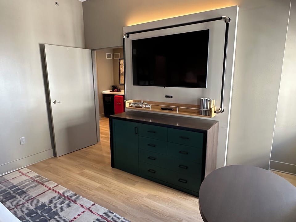 Premium bedding, in-room safe, desk, laptop workspace