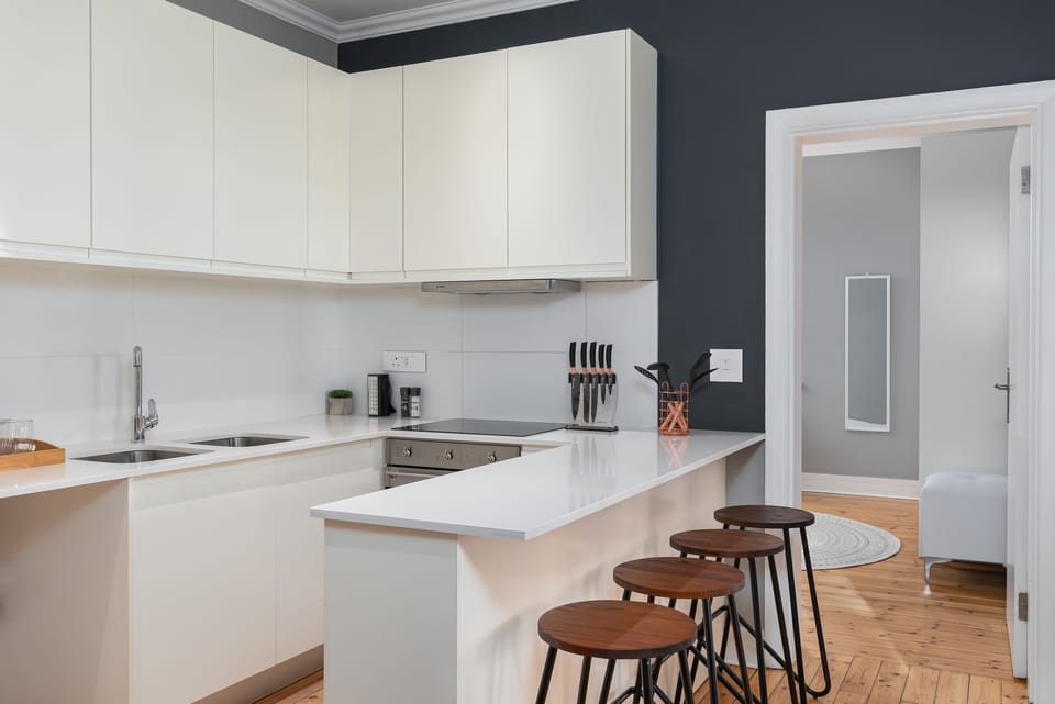Premier Apartment | Private kitchen | Full-size fridge, microwave, oven, stovetop