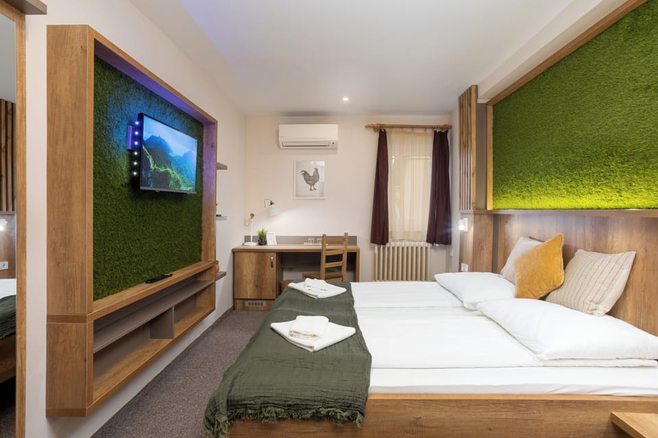 Superior Room, 1 Queen Bed | Desk, laptop workspace, bed sheets
