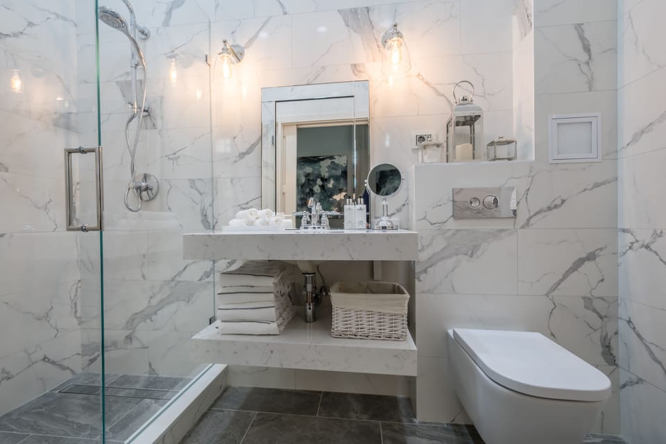 Deluxe Double Room, 1 Queen Bed | Bathroom | Shower, free toiletries, hair dryer, slippers