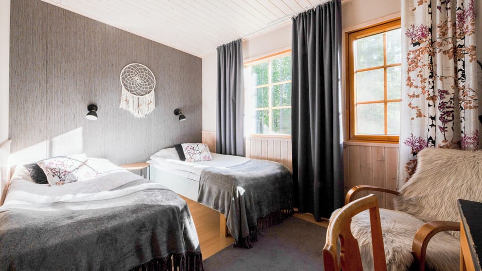 Twin Room | Desk, blackout drapes, free cribs/infant beds, rollaway beds