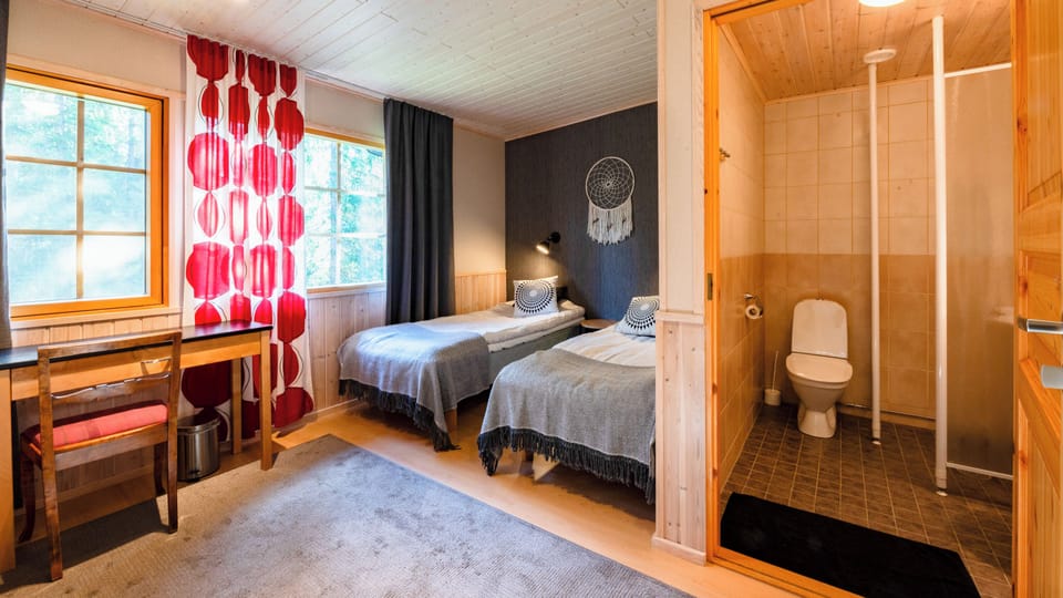 Twin Room | Desk, blackout drapes, free cribs/infant beds, rollaway beds