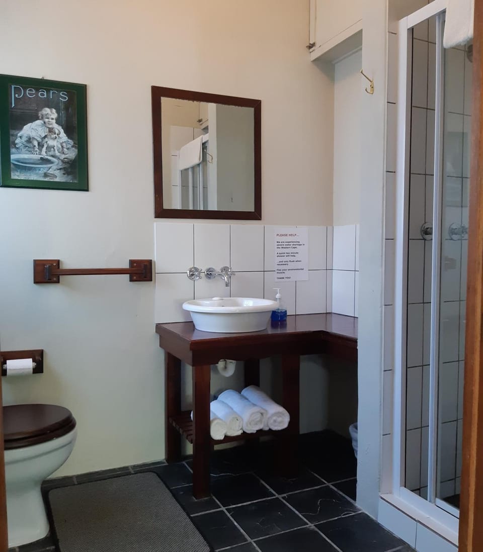 Shower, free toiletries, towels