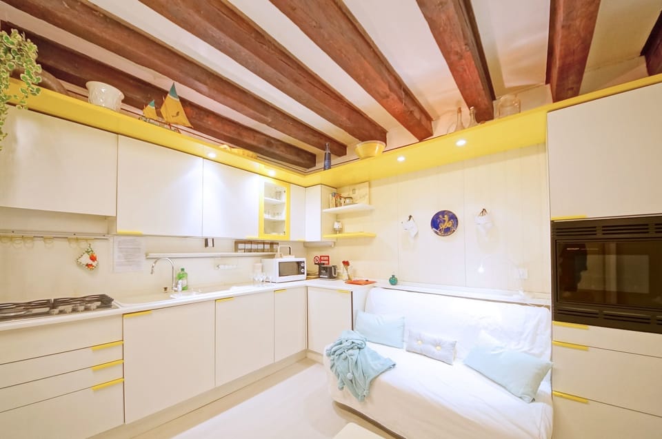 Apartment, 1 Bedroom | Private kitchen | Full-size fridge, microwave, oven, stovetop