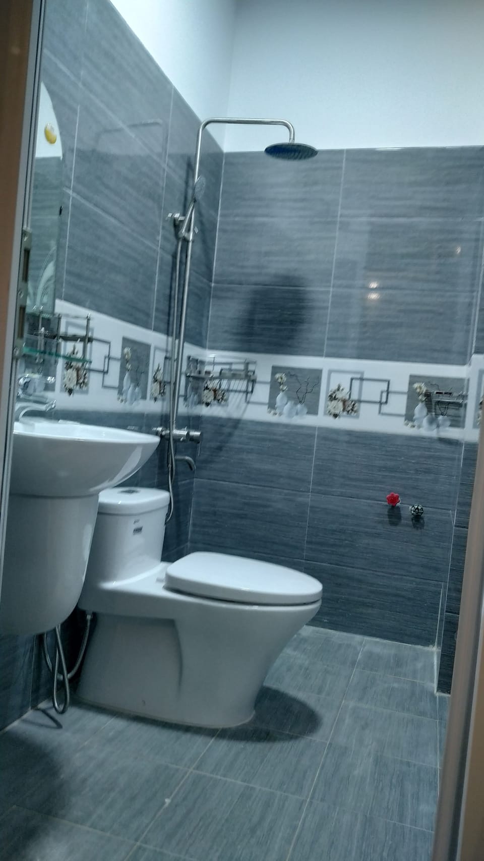 Double Room | Bathroom amenities | Shower, free toiletries, slippers
