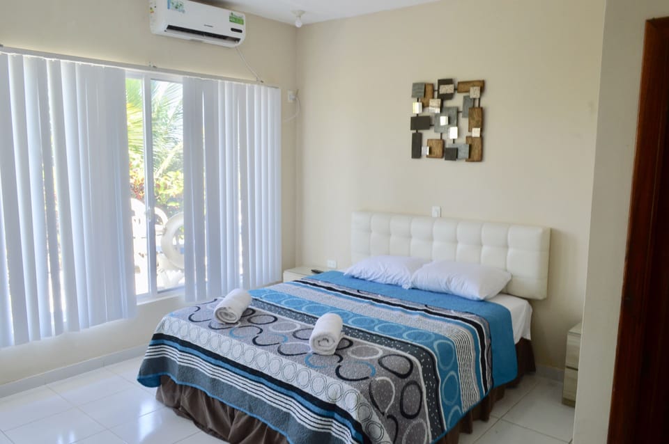 Deluxe Room, 1 Queen Bed | Laptop workspace, WiFi (free), bed sheets