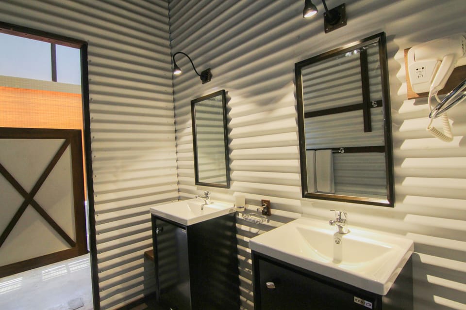 Shower, rainfall showerhead, free toiletries, hair dryer