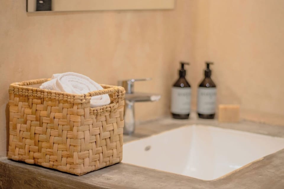 Superior Room | Bathroom | Shower, free toiletries, towels