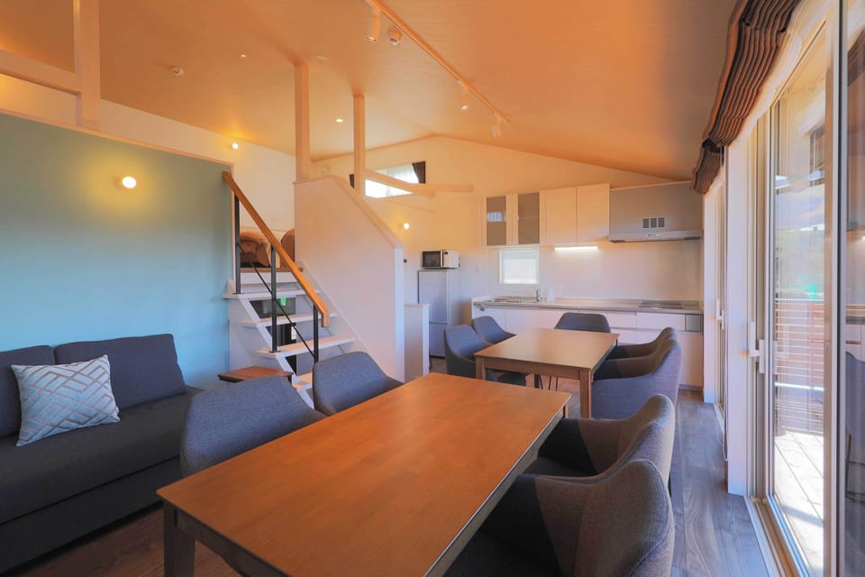 Cottage | Living room | Flat-screen TV, fireplace