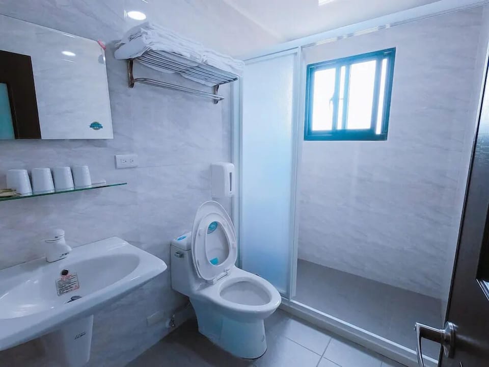 Quadruple Room | Bathroom | Shower, free toiletries, hair dryer, slippers