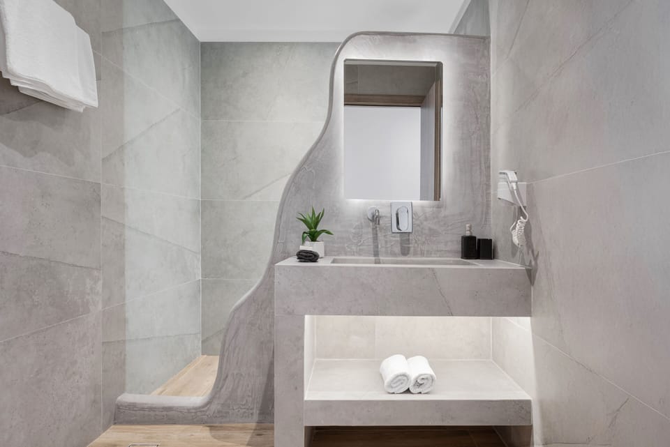 Grand Double Room | Bathroom | Shower, rainfall showerhead, free toiletries, hair dryer