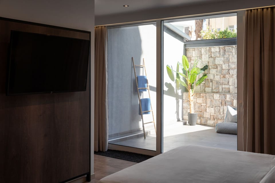 Executive Suite | Egyptian cotton sheets, premium bedding, memory foam beds, in-room safe