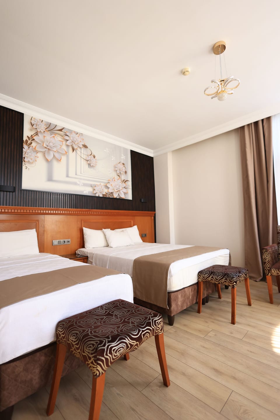 Triple Room | Minibar, desk, blackout drapes, soundproofing