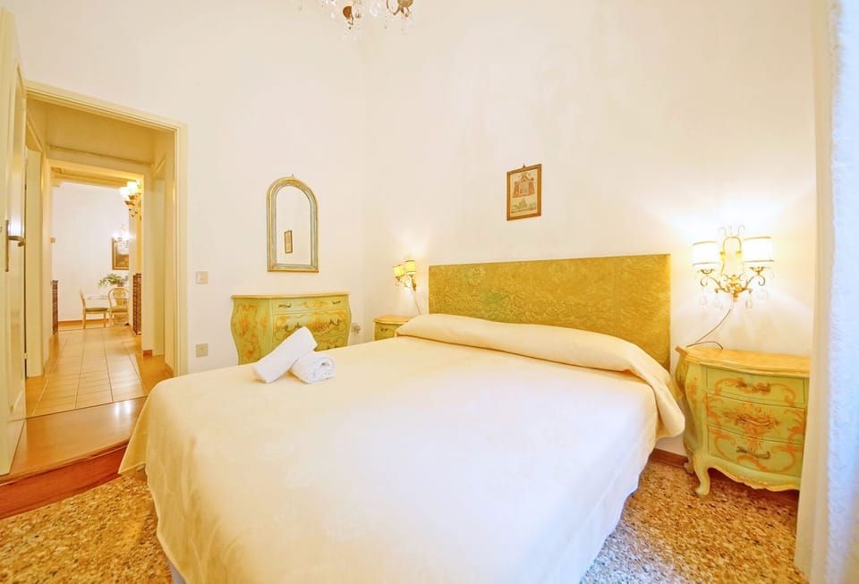 Apartment, 2 Bedrooms | 2 bedrooms, desk, iron/ironing board, WiFi (free)
