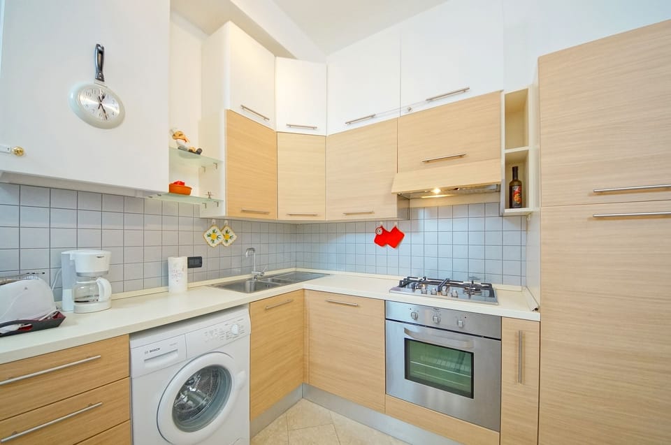 Apartment, 1 Bedroom, Canal View | Private kitchen | Full-size fridge, microwave, oven, stovetop