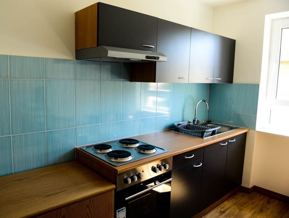 Single Room | Shared kitchen | Full-size fridge, microwave, oven, stovetop