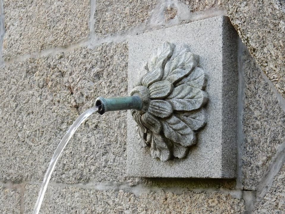 Shower, rainfall showerhead, free toiletries, hair dryer