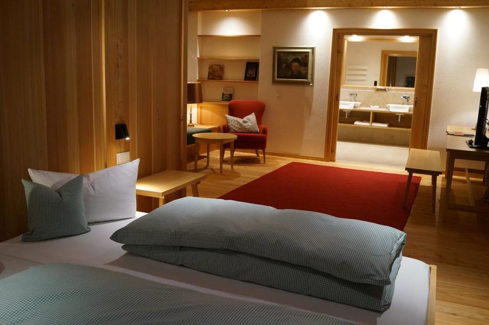 Junior Suite | In-room safe, individually decorated, individually furnished, desk