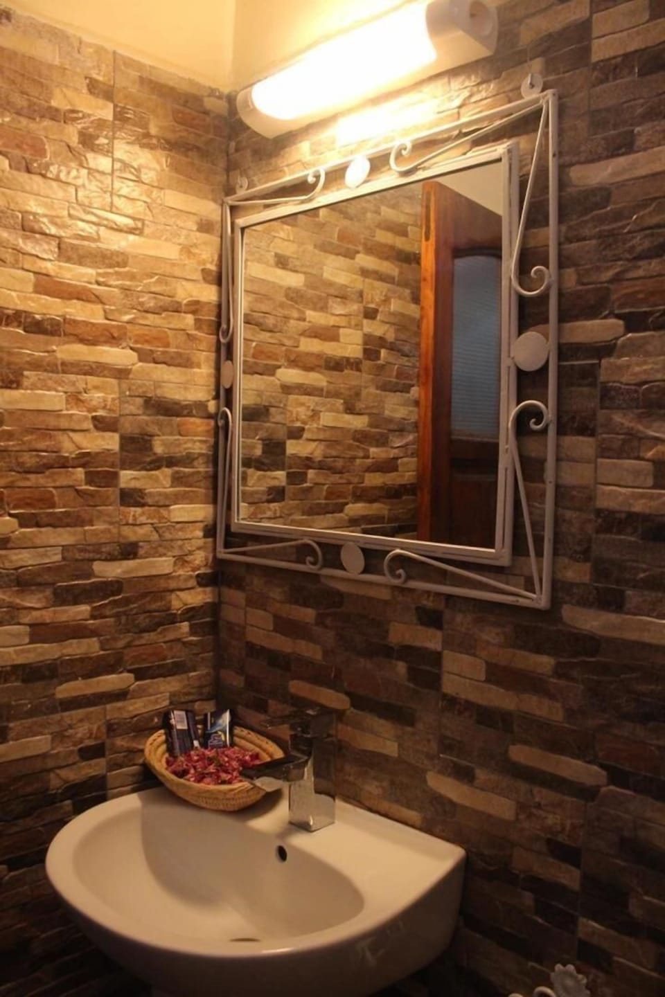 Shower, rainfall showerhead, free toiletries, hair dryer (on request)