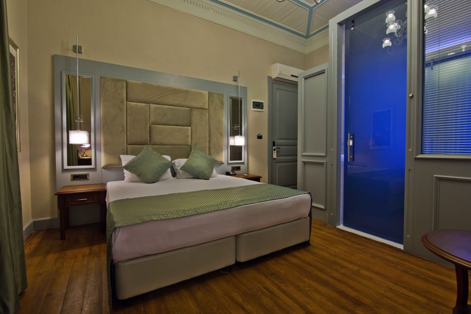 Deluxe Double Room, Garden View | Minibar, in-room safe, desk, soundproofing