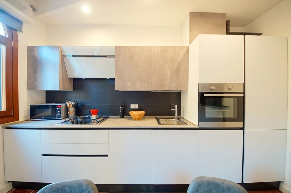Apartment, 1 Bedroom | Private kitchen | Full-size fridge, microwave, oven, stovetop