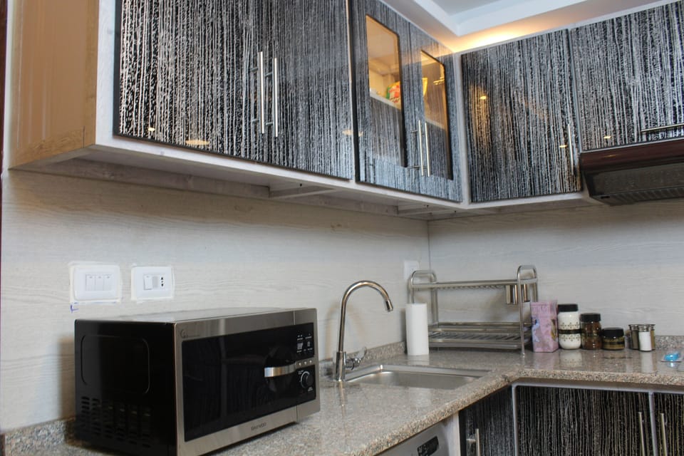 City Apartment | Private kitchen | Full-size fridge, microwave, oven, electric kettle