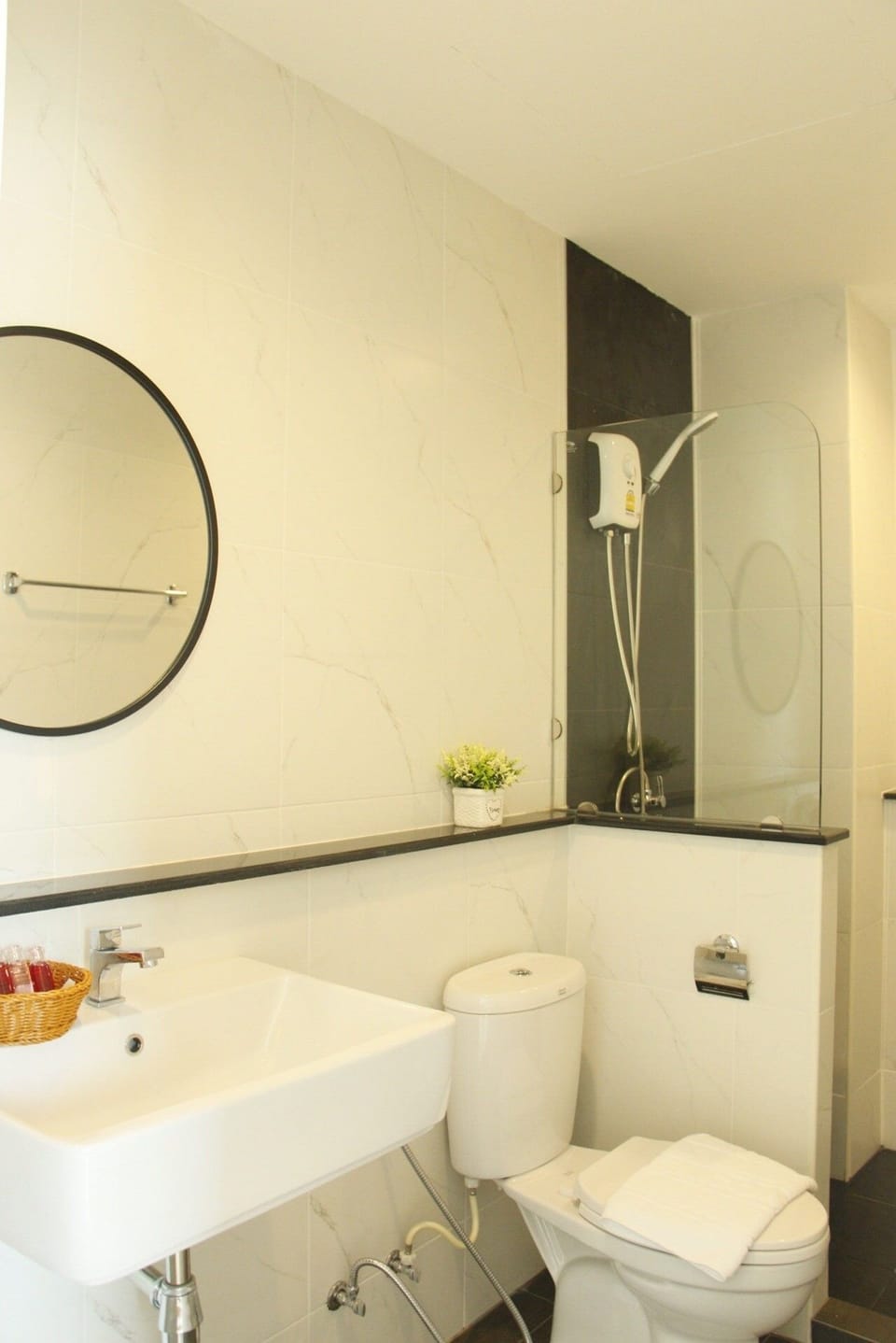Shower, free toiletries, towels
