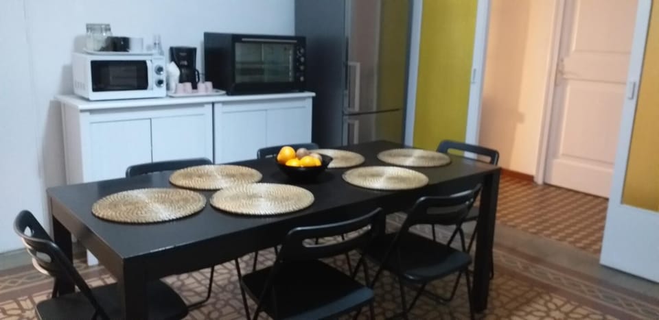 Full-size fridge, microwave, oven, stovetop