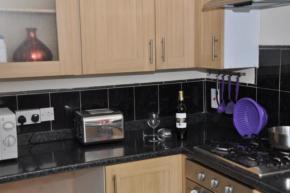 Comfort House, 4 Bedrooms | Private kitchen | Fridge, microwave, oven, stovetop